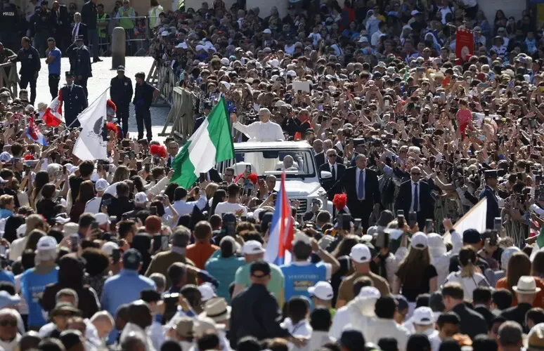 Zelensky e Vance a piazza San Pietro