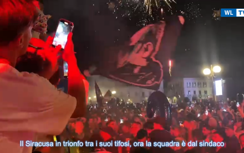 Il Siracusa in trionfo tra i suoi tifosi, ora la squadra è dal sindaco – Video