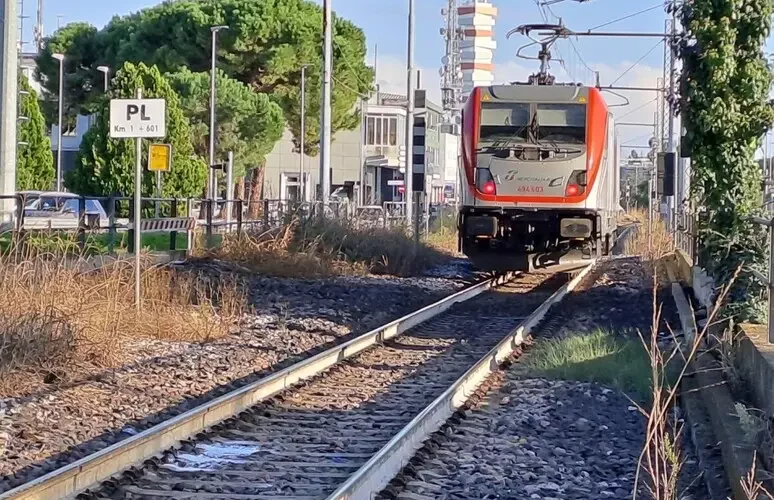 Travolta e uccisa dal treno 14enne, aveva le cuffiette
