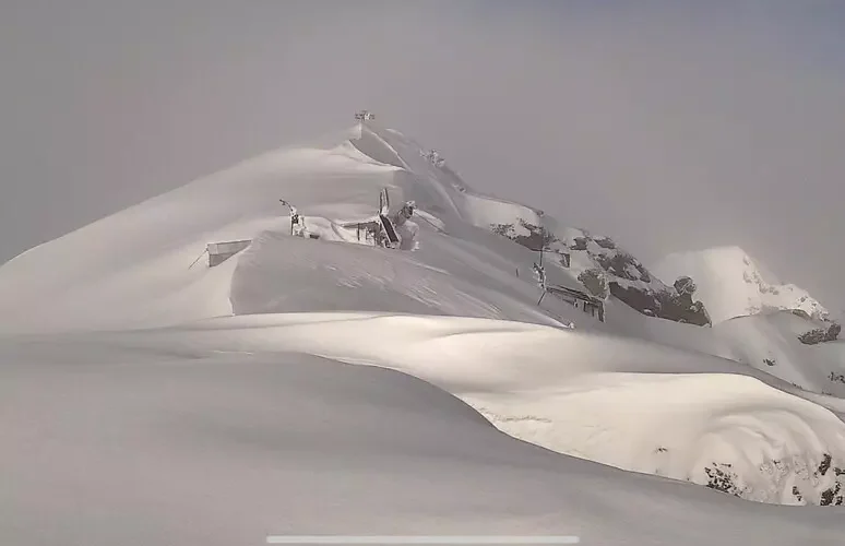 Per Marmolada veste ancora invernale , la vetta sommersa di neve