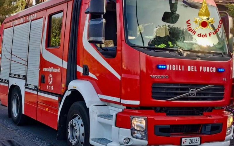 Prende l’auto a fuoco: uomo ustionato al capo, agli arti e al torace