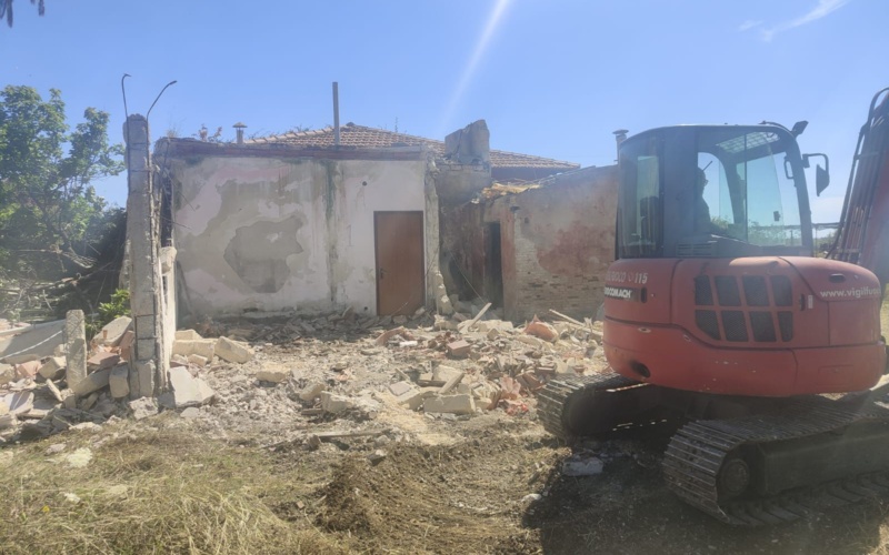 Priolo, crolla una casa cantoniera