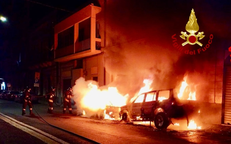 Catania, in fiamme due automobili