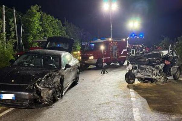Scontro tra una Panda e una Porche: gravissimo un 24enne