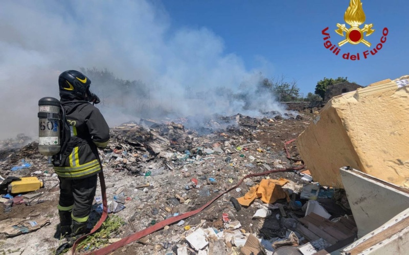 Incendio di rifiuti a Misterbianco, intervento dei Vigili del Fuoco