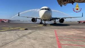 Cerimonia del "Water Cannon" per il volo Delta Airlines New York-Catania