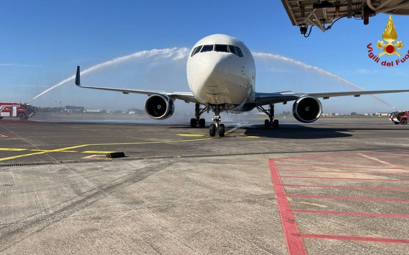 Cerimonia del “Water Cannon” per il volo Delta Airlines New York-Catania  (Video)