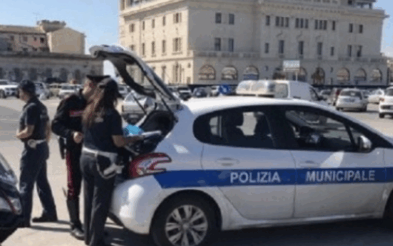 Agente della Polizia Municipale aggredito durante un intervento