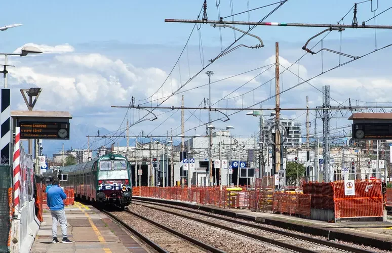 Travolti da un treno in due incidenti distinti: due morti