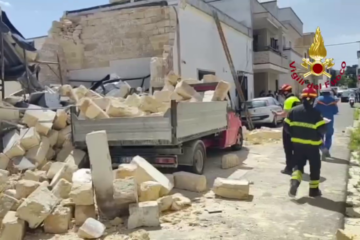 Carmiano, crollo di una palazzina in ristrutturazione: soccorsi 4 operai (Video)
