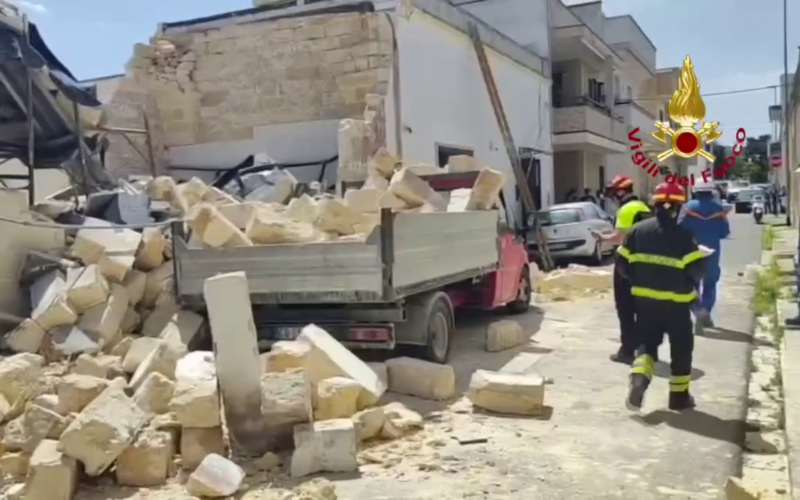 Carmiano, crollo di una palazzina in ristrutturazione: soccorsi 4 operai (Video)