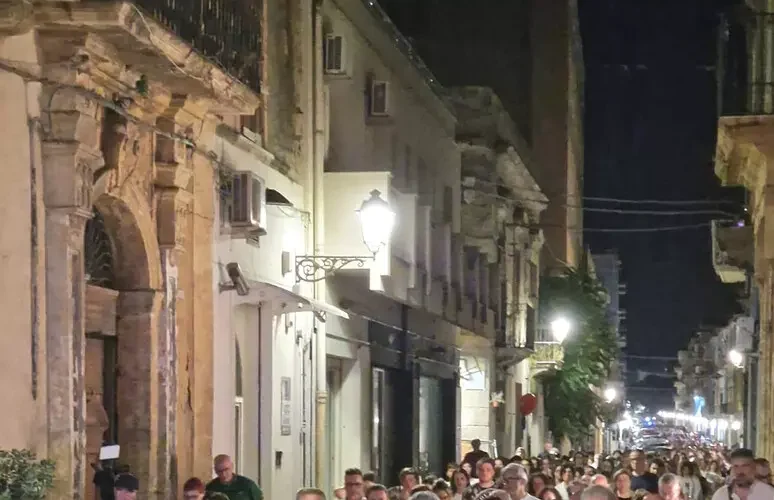 Omicidio-suicidio a Castelvetrano, fiaccolata per donna uccisa