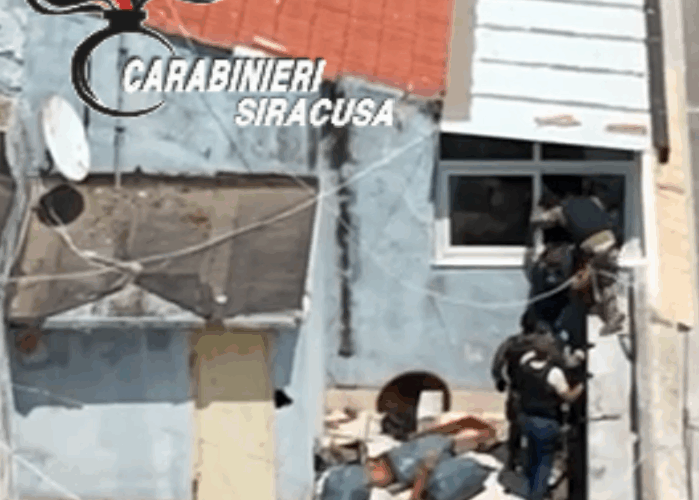 I carabinieri smantellano una piazza di spaccio in via Privitera