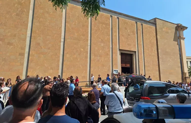 Castelvetrano – Folla ai funerali di Mary Bonanno, uccisa dal marito