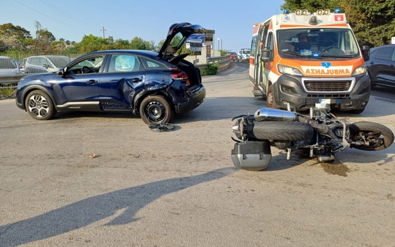 Siracusa – Incidente in via Elorina: feriti conducente e passeggero di un motociclo.