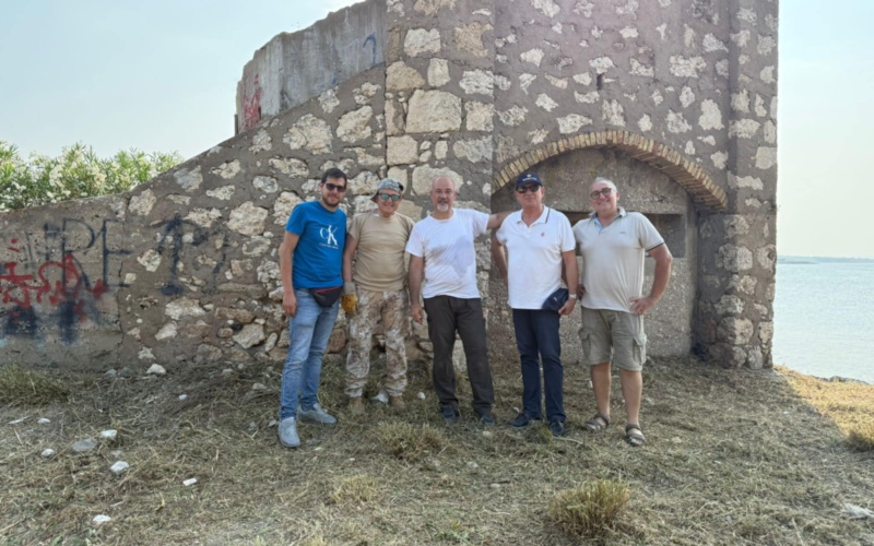 Volontari ripuliscono il bunker di Punta della Tonnara
