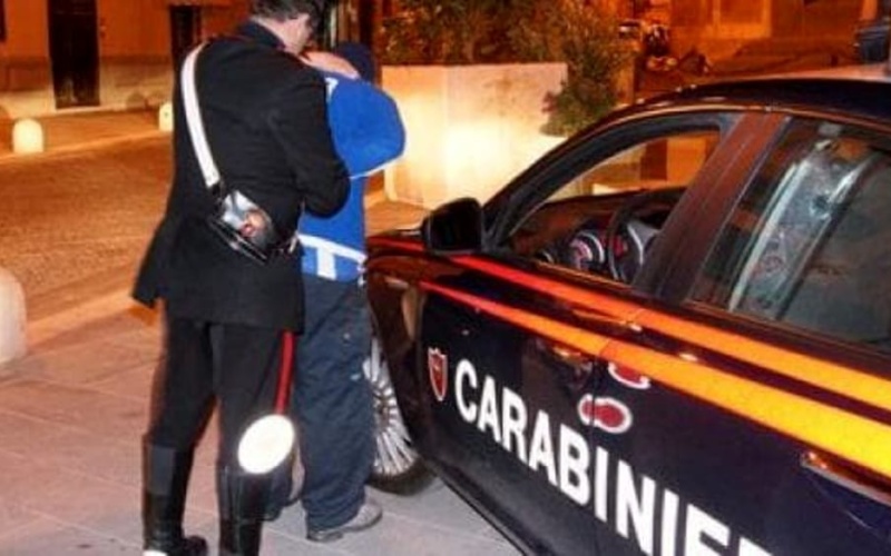 Si introduce in casa dal balcone, aggredisce e minaccia l’ex moglie: arrestato