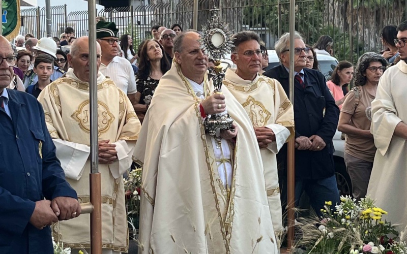 L’arcivescovo Lomanto: “Rigettiamo ogni forma di violenza”
