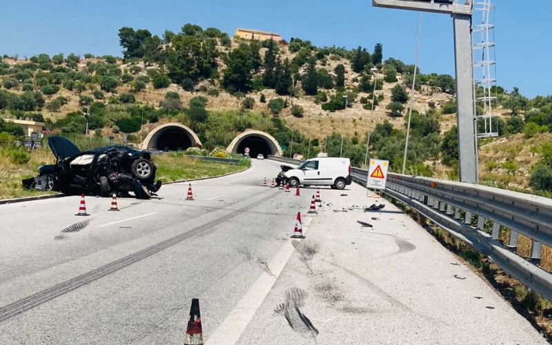 Scontro fra due auto sulla Siracusa Gela: tre feriti