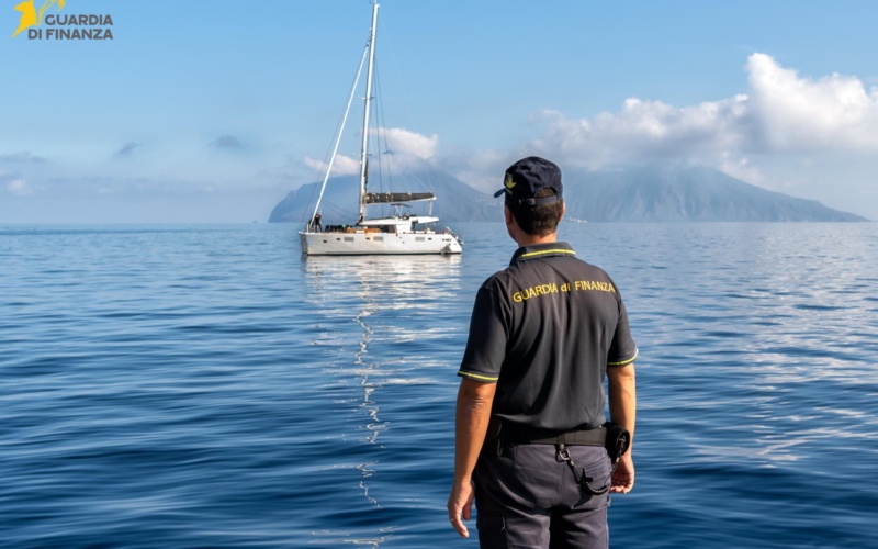 Vendeva yacht con marchi contraffatti: denunciato