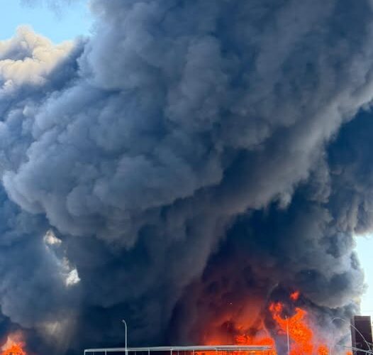 In fiamme un capannone della Ecomac: nube visibile fino a Siracusa (Video)