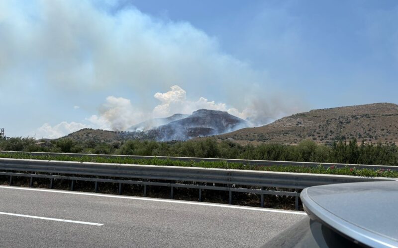 Vasto incendio nelle colline di Avola