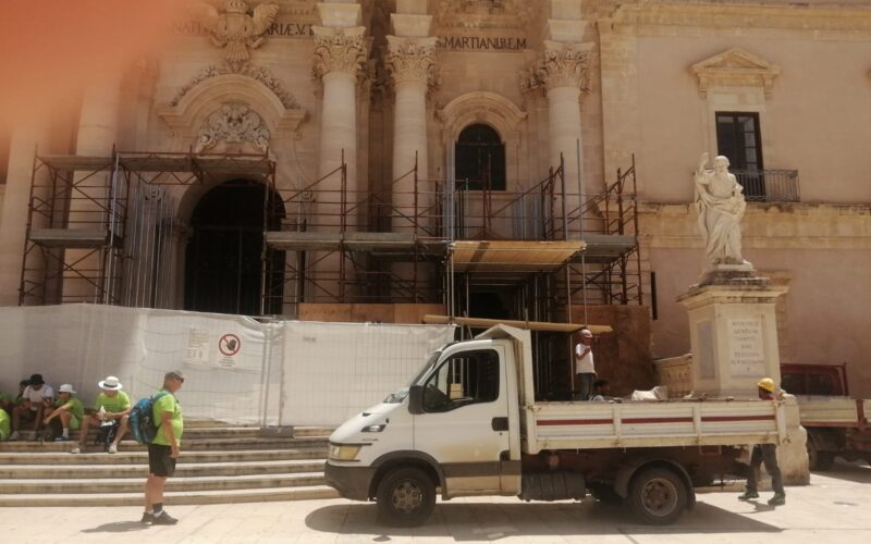 Iniziati i lavori in cattedrale ma si può partecipare alle messe