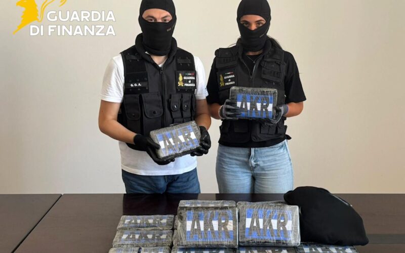 Dentro i pacchi 24 chili di cocaina: arrestato un corriere della droga