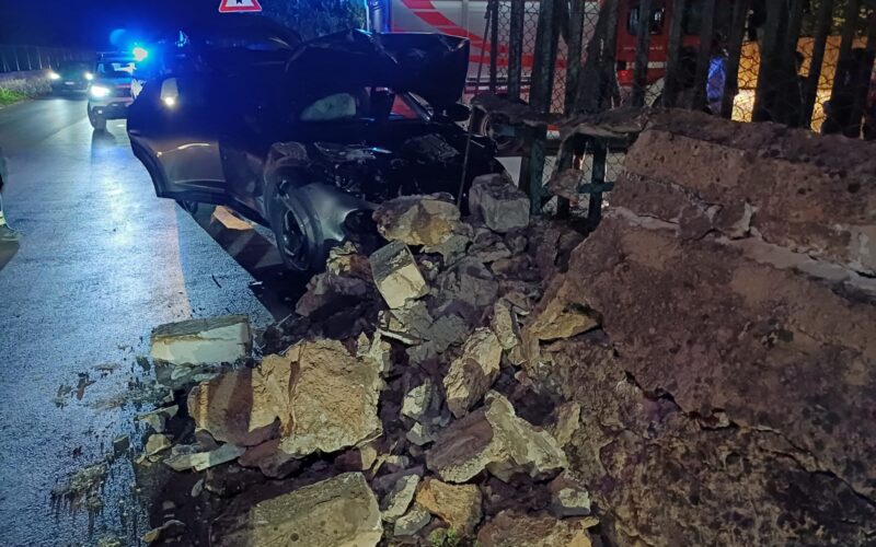 Scontro fra auto, abbattuto muretto di una villa