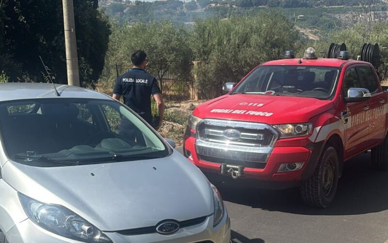 Incendio a Francofonte, agente libero dal servizio soccorre le persone