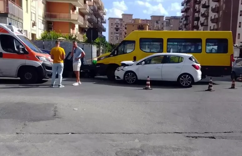 Incidente con uno scuolabus, 8 bimbi in ospedale
