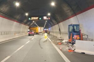 Tir incastrato in galleria della Siracusa-Catania: traffico bloccato