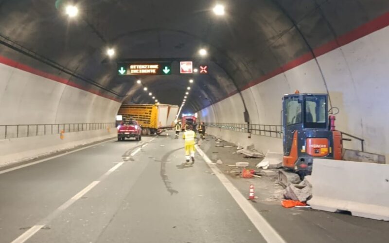 Tir incastrato in galleria della Siracusa-Catania: traffico bloccato (VIDEO)
