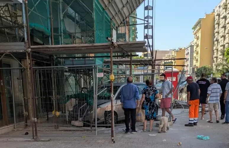 Palermo – Perde controllo dell’auto e finisce contro una banca,