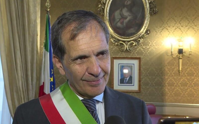 Sindaco di Catania minacciato sui social: Anci solidale