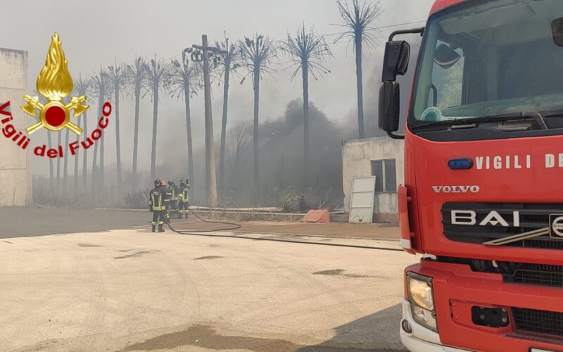Giornata di fuoco nella piana di Catania e nel Siracusano