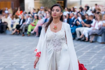 Siracusa, gli abiti di “Le Tele di Aracne” incontrano Iole Vittorini