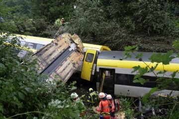 Germania, deraglia un treno con 100 passeggeri; diversi morti