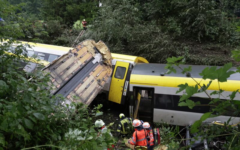 Germania, deraglia un treno con 100 passeggeri; diversi morti