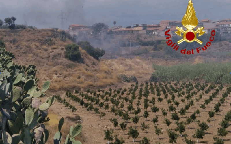 Catania, vigili del fuoco impegnati in un vasto incendio di sterpaglie