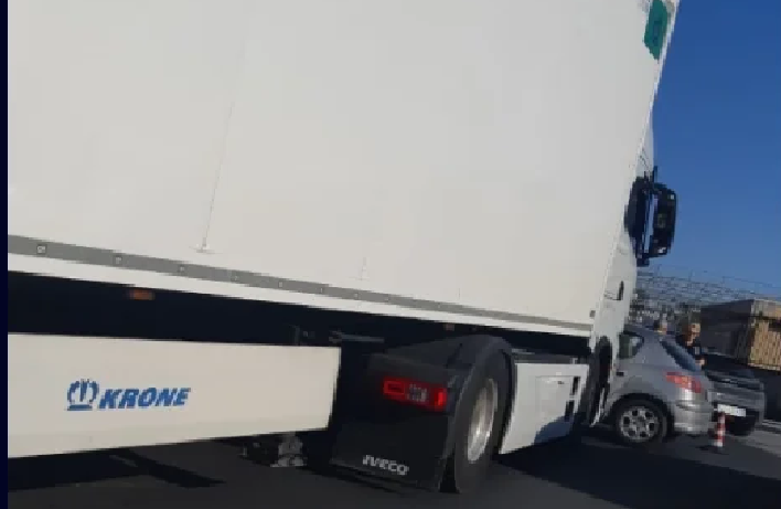 Siracusa, scontro tra un camion e un’ auto in Viale Scala Greca
