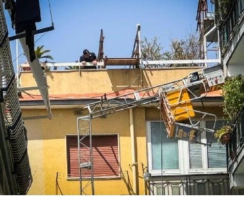 Cadono dal montacarichi, morti tre operai a Napoli