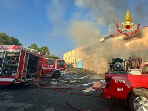 Paternò, vasto incendio di sterpaglie  avvolti due capannoni