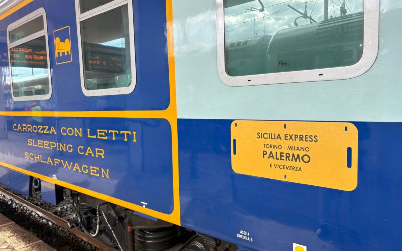 Sicilia Express, da oggi i viaggi del treno itinerante tra degustazioni, racconti e musica